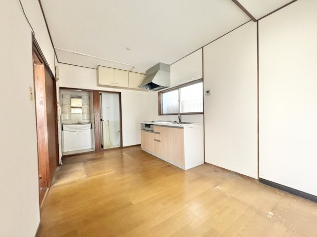 キッチン奥に洗面・浴室が隣接した水まわり動線。家事や身支度も手際よくこなせる便利な間取りです。
