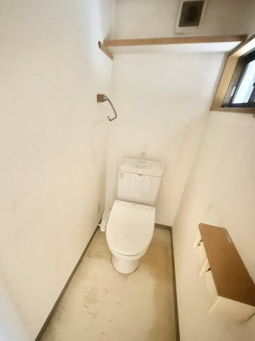 温水洗浄便座で快適さをプラス。収納棚付きで生活感を抑え、清潔感のある空間に。