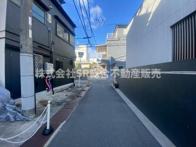 前面道路含む現地写真です