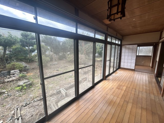 南向きの広縁は日中はぽかぽかと心地よい空間です