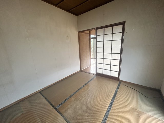 奥の洋室に続く和室です！