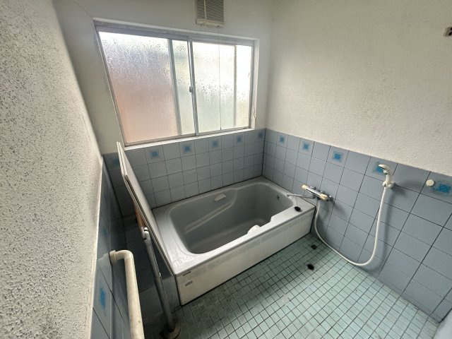 窓付きの明るい浴室です！！