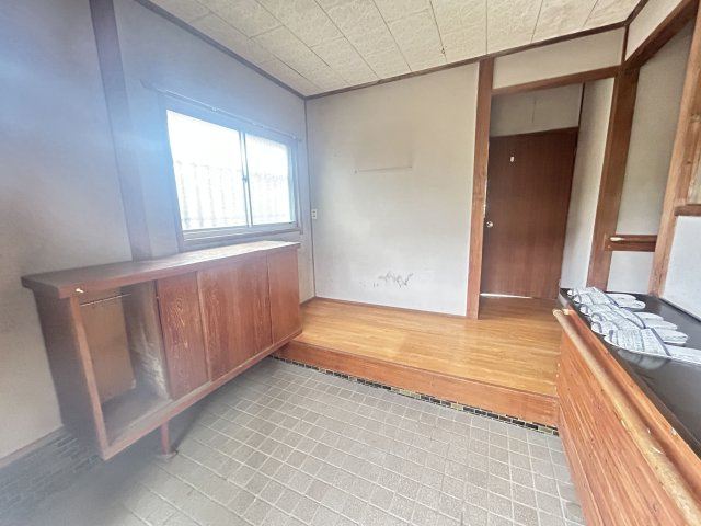 ゆとりある広さと窓からの光が心地よい、明るい玄関です！！