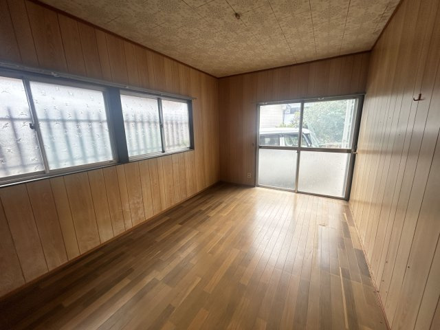 沢山の窓がある明るい洋室です！！