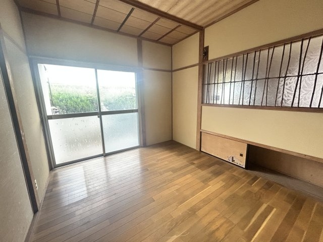 北側洋室は光がたっぷり入る、開放感のあるお部屋です！