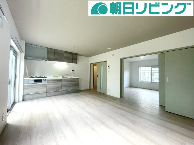 新規リフォームで木の風合いが程よく効いていて、日常に馴染む落ち着いた室内に仕上がっています。