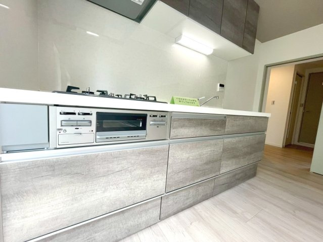 シャビーな木目が印象的で、空間にやさしい温もりを添えてくれるシステムキッチンです