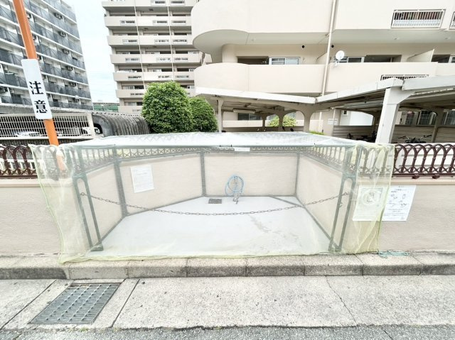 敷地内にゴミステーションございます。