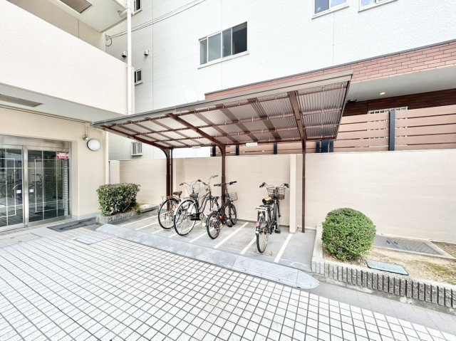 カーポート付き駐輪場で、雨の日も大切な自転車が濡れることがなく安心です。