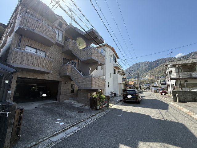 落ち着いた住宅街に位置し、周辺は戸建住宅が中心の住環境。前面道路もゆとりがあり、車の出入りもスムーズです。周辺の街並みと調和した立地で、落ち着いた暮らしを求める方におすすめの環境です。