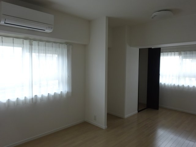 2面採光で明るい洋室です。