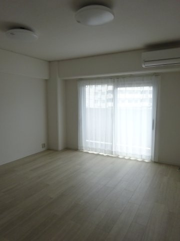 南向きバルコニーへの出入りが可能な洋室です。