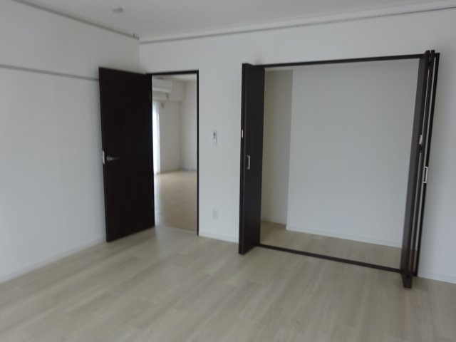 クローゼット付きでお部屋を広々使用できます。