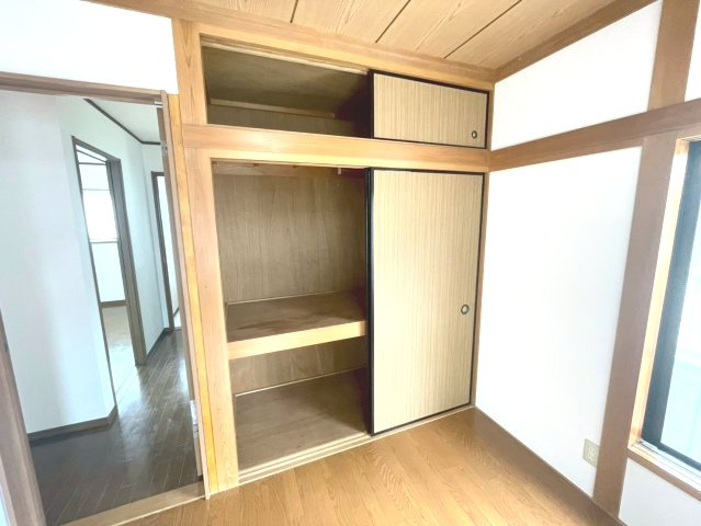 和の趣を残した収納が魅力。洋室へリフォーム済みの心地よい空間。　