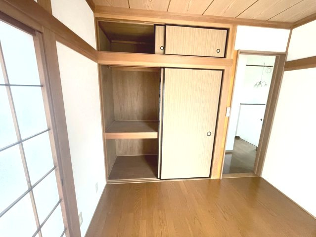 和の風情を残した収納が、空間にやさしいアクセントを添えます。　