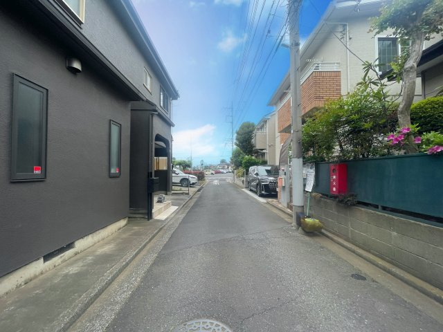前面道路を含む現地写真です。　