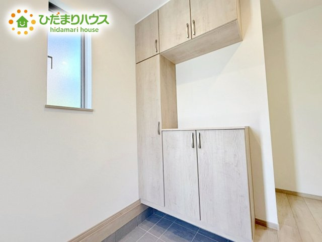 シューズボックスは、家族全員の靴が入るため、散らかりがちな玄関もスッキリ片付きますね。