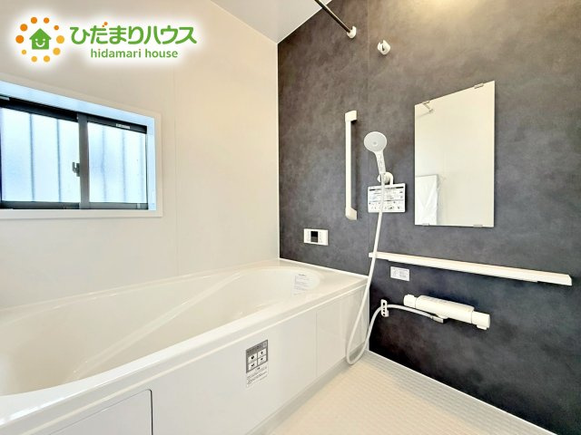 一人でも子どもと一緒でも、ゆとりをもって心地よい時間を楽しめる贅沢な浴室空間。