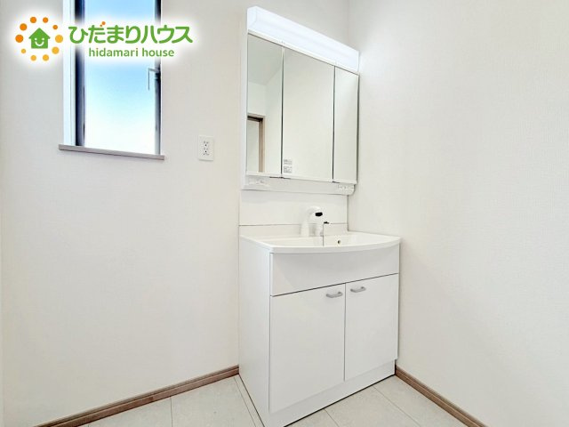人気の三面鏡洗面台！おしゃれもばっちり♪ご家族分もたっぷり収納できます！
