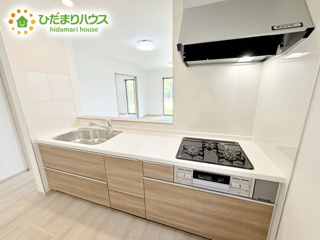 最新のシステムキッチンでお料理がはかどります。大容量収納も魅力です。