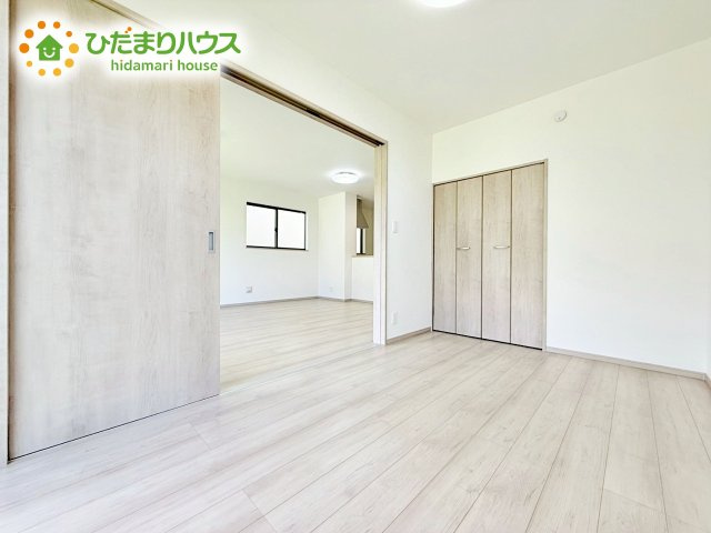 窓からそそがれる暖かみのある明るい空間。広々としたプライベート空間で自分の時間を楽しめます。フローリング仕様で普段のお掃除も楽々です。