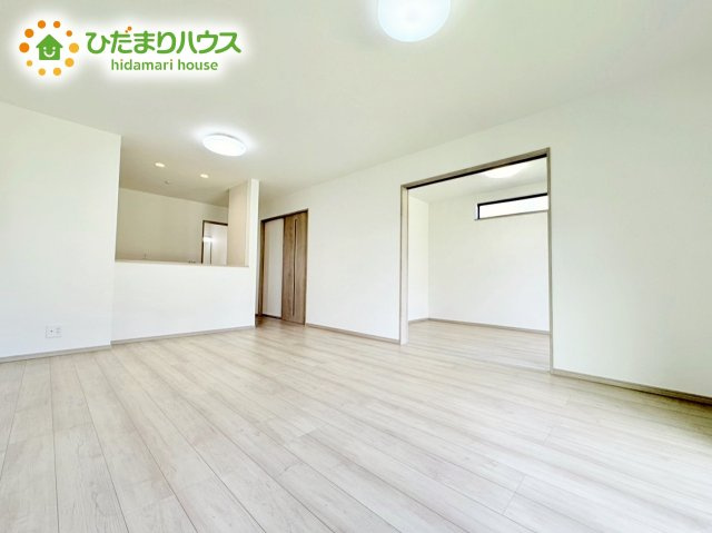おもちゃを広げてもゆとりのあるリビングは、お子様の成長を見守っていく、大切な空間です♪
