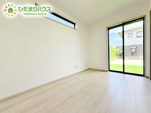 明るい日差しが降り注ぐお部屋に、居心地の良さを感じさせるコーディネート。家具やカーテンでお気に入りのお部屋に♪