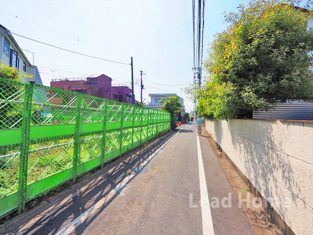 見通しの良い平坦な前面道路です！車通りも少なく落ち着いた環境のため安心してお出かけしていただけます！