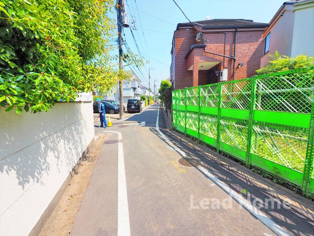 舗装された歩きやすい道路環境です！ベビーカーでの移動やお子様とのお散歩も安全に楽しんでいただけます♪