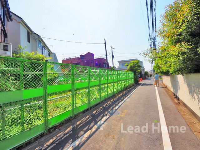 交通量が控えめで閑静な街並みが広がっています！小さなお子様がいるご家庭も安心して暮らせる環境です！