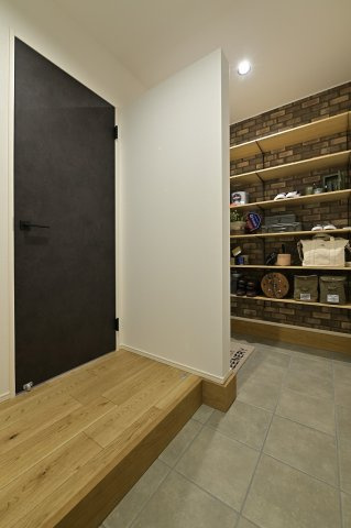 広々とした空間は、家族や友人を温かく迎える空間。収納も充実しており、整理整頓が簡単です。