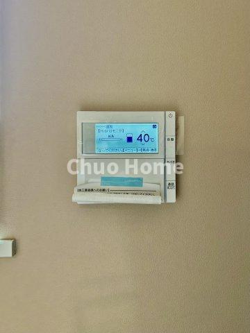 【給湯リモコン】外での一日を忘れさせてくれるオートバス機能でお好みの湯量・温度に調整された浴槽。