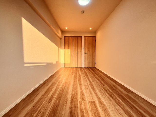 7.7帖の南西側の居室です。バルコニーからの太陽の光があたる明るいお部屋です。