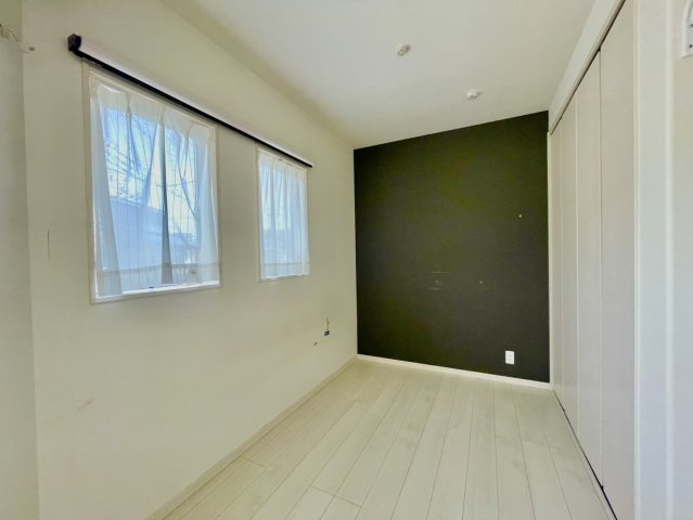 居室C　5帖　北向きのお部屋になります　※明るさ調整加工、家具修正加工をしております。