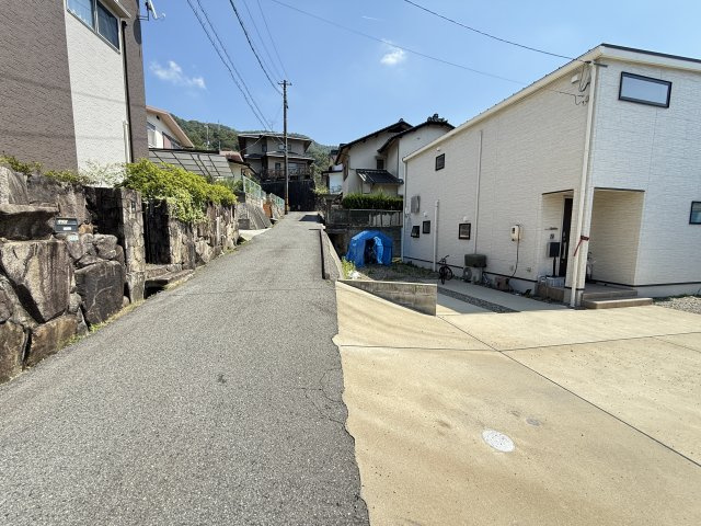 前面道路は閑静な住宅街らしい落ち着いた雰囲気で、車通りも少なく安心して暮らせる環境です。敷地への出入りもスムーズで駐車のしやすさも魅力。周辺には緑が多く、穏やかな住環境を実現しています。