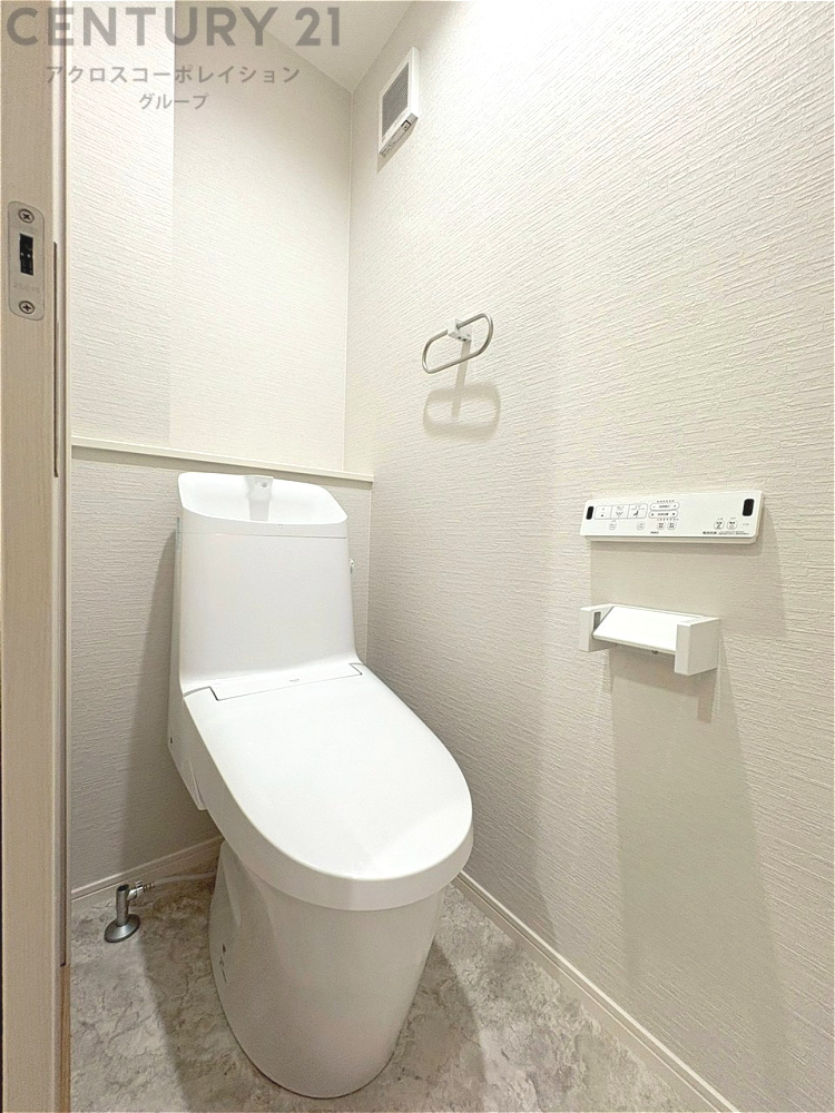 温水洗浄便座付トイレは温水洗浄機能により、暖かい水でおしりを洗浄することができ、冷たい水を使う従来の便座に比べ、温水洗浄機能で暖かいトイレを提供し、快適な使用を可能にします。