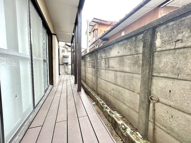 1階南側にはデッキがあり、様々な用途にご活用頂けます。