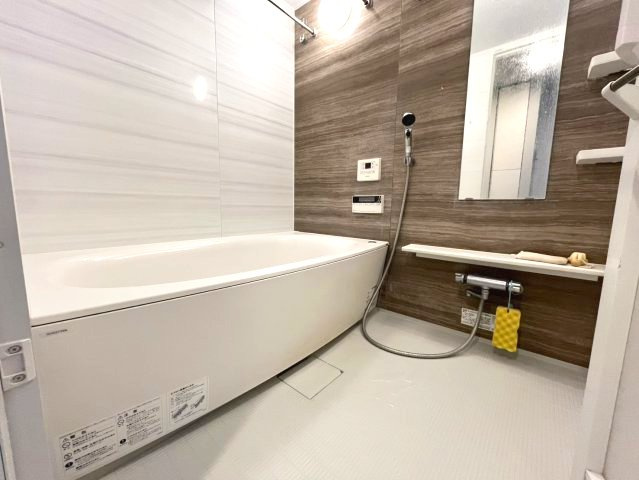 浴室暖房乾燥機付きです。入浴前に浴室をあたためておけば、冬場のヒートショックを防ぐことができます。梅雨時の洗濯物の乾燥にも便利です。