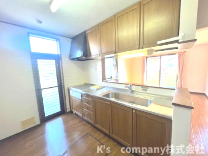 吊戸棚収納が充実しているキッチンスペース◇後方には食器棚などを置くスペースがあります◇