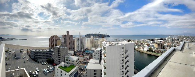屋上のスカイラウンジから江ノ島が一望できます。天候次第では富士山も望めます。