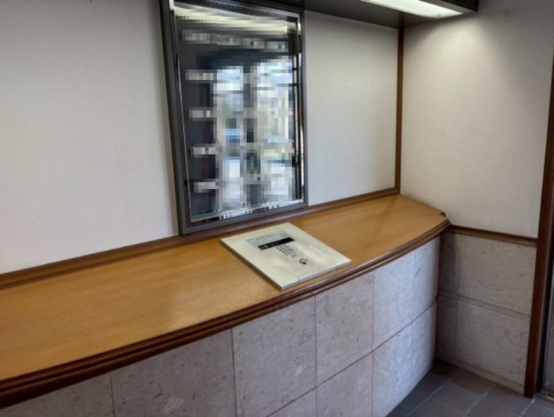 エントランスにはオートロックを採用しています。来訪者の確認ができ、防犯面にも配慮されたマンションです。共用スペースは落ち着いた雰囲気で、安心して暮らせる住環境。単身からファミリーまでおすすめできます。