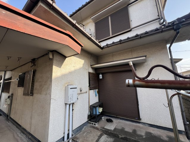 家の裏手は、シャッター付きで防犯面にも配慮されております。給湯器も設置されており、生活動線を支える設備面も充実。建物の外壁や軒の状態も確認しやすく、メンテナンス管理がしやすい点も安心材料です。
