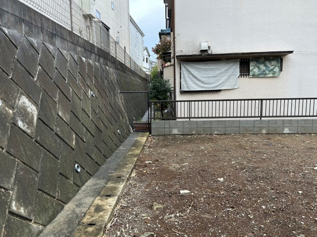 土地の前の道路に消火栓が設置されていることがあります。この場合、道路交通法第45条第1項により、駐車禁止の場所が指定されています。そのため、車庫などの駐車スペースをつくることができない場合があります。