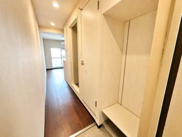 玄関横には可動棚付きの収納スペースが設けられており、下駄箱としてはもちろん、工夫次第で日用品や小物類もすっきり整理できそうです。収納場所をしっかり確保することで、生活空間を広く使いやすい点も魅力。