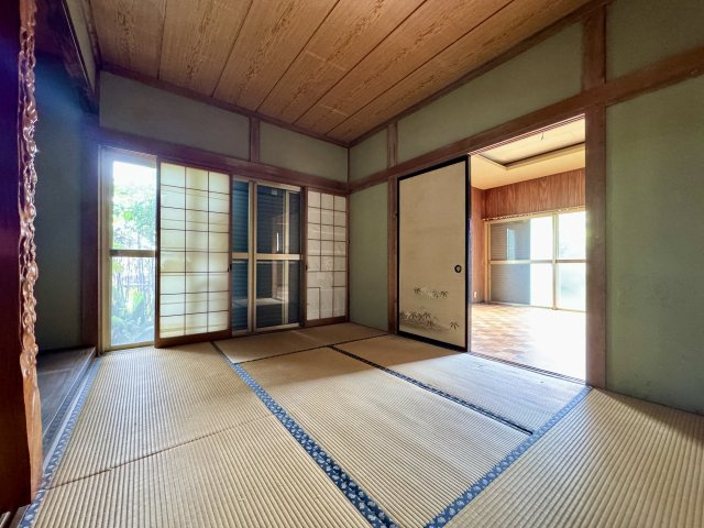1F　洋室から続く約8帖の和室は床の間や窓があり落ち着いた感じの空間です。