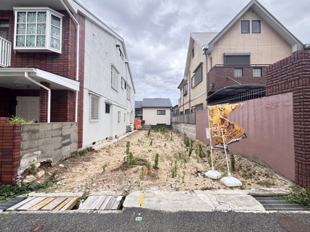 間口は約6ｍで奥行が約21ｍ。前面道路は約5ｍで余裕がございます。