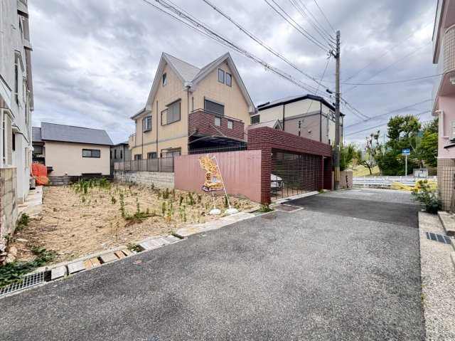 敷地128？（約38.7坪）の更地でございます。阪急六甲駅まで徒歩9分の立地。高低差がなく建築しやすいです。建築条件なしの土地のため、お好きなハウスメーカーで建築が可能です。