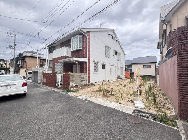 敷地128？（約38.7坪）の更地でございます。阪急六甲駅まで徒歩9分の立地。高低差がなく建築しやすいです。建築条件なしの土地のため、お好きなハウスメーカーで建築が可能です。