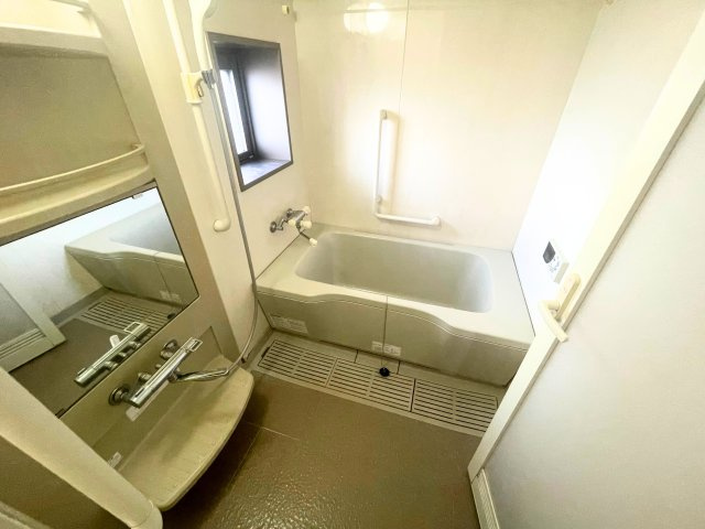 追い焚き機能、浴室乾燥機付きです。