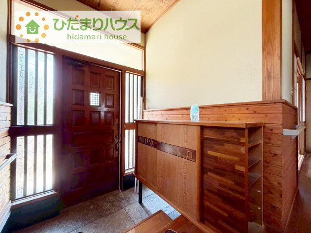 毎日「行ってきます」「ただいま」をいう玄関は明るく光が差し込みます♪